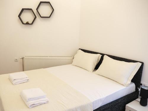 um quarto com uma cama com duas toalhas em Hexagon Apartment em Temerin