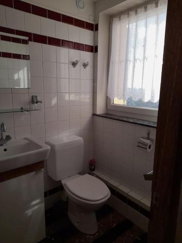 une salle de bain avec toilettes, lavabo et fenêtre dans l'établissement Le Saint Jacques - Gite 2 pièces indépendant vue sur Paris et jardin, à Saint-Prix