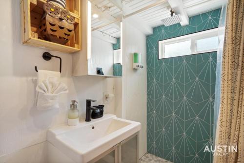 Et badeværelse på HGTV Featured Tiny Home w Hot Tub Near East 6th St