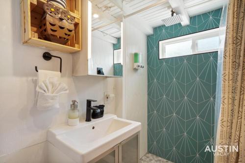 Ένα μπάνιο στο HGTV Featured Tiny Home w Hot Tub Near East 6th St