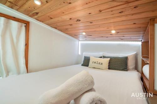 Ένα ή περισσότερα κρεβάτια σε δωμάτιο στο HGTV Featured Tiny Home w Hot Tub Near East 6th St