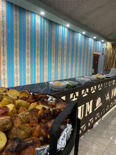 una línea de buffet con muchos tipos diferentes de comida en WADi RUM NOOR CAMP en Wadi Rum