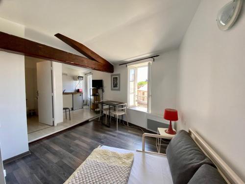 - un salon avec un canapé et une table dans l'établissement Appartements Pech Mary, à Carcassonne