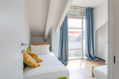 een slaapkamer met een bed en een groot raam bij AC, Terrazza, Parking - La Terrazza sui Tetti in Turijn