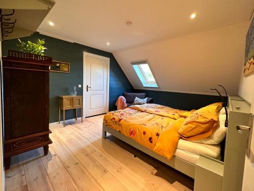 een slaapkamer met een bed met een geel dekbed bij Pleisterplaats Schöppert B&B in Neede
