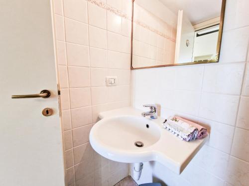 La salle de bains est pourvue d'un lavabo et d'un miroir. dans l'établissement Loft Honeymoon Rio Elba old town, à Rio nellʼElba