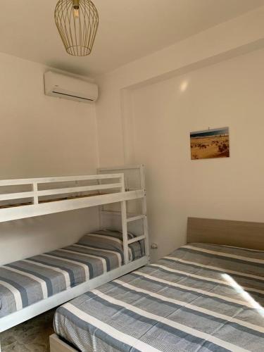 - une chambre avec 2 lits superposés dans l'établissement Le Saline, à Margherita di Savoia