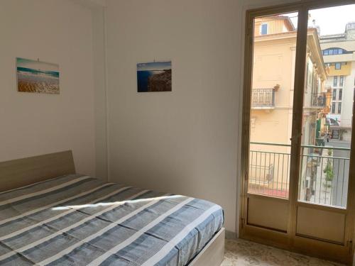 - une chambre avec un lit à côté d'une fenêtre dans l'établissement Le Saline, à Margherita di Savoia