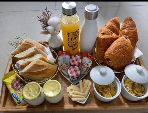 un plateau de nourriture avec du pain et d'autres aliments dans l'établissement Appartement jacuzzi privé, à Avignon