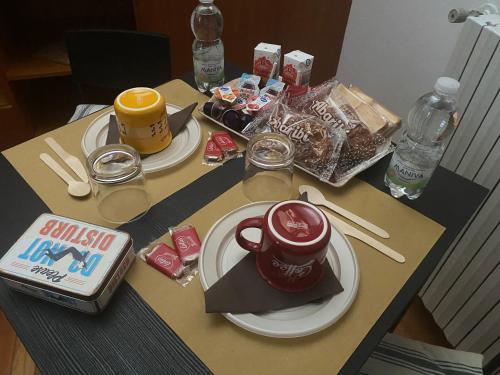 布雷西亞的住宿－La Valle B&B，餐桌,带两盘食物和一杯咖啡的桌子
