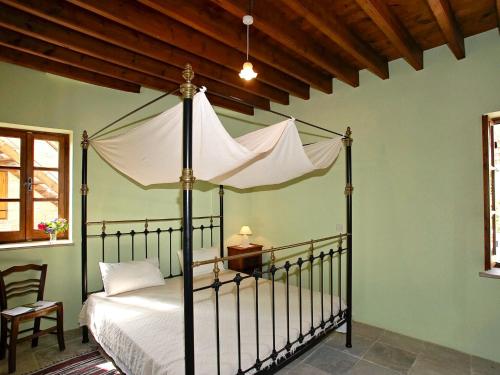 Chirokitia的住宿－坡弗里奧斯鄉間別墅公寓，一间卧室,卧室内配有一张天蓬床