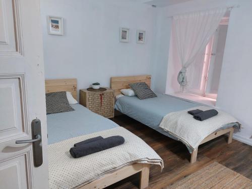 1 dormitorio con 2 camas y ventana en Getxo Beach Apartment by Getxo Garden Houses en Getxo