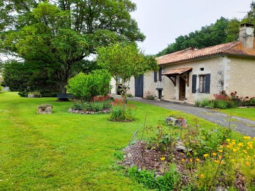 um jardim em frente a uma casa em Maison de 2 chambres avec jardin clos et wifi a Allemans em Allemans