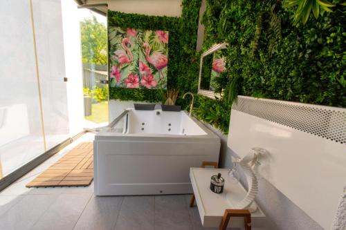 baño con lavabo blanco y pared verde en Mi Casa, en Vrdnik