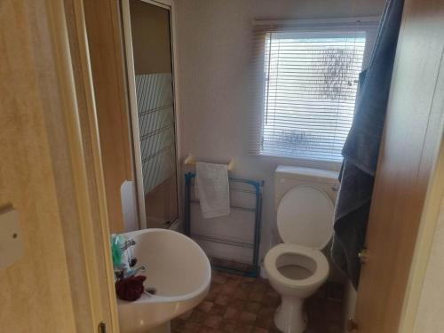 Et badeværelse på Tm8 6 BERTH 2 BEDROOM CARAVAN P