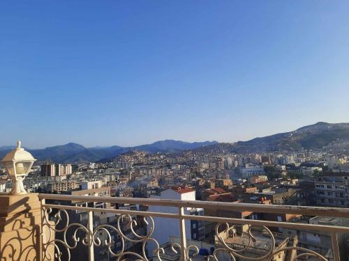 einen Balkon mit Stadtblick in der Unterkunft Appartement Niché au cœur de Bejaia in Bejaïa