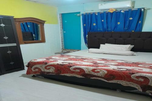 a bedroom with a bed with a blue curtain at OYO 91477 Fazira Home Stay Syariah in Halangan