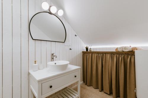 W łazience znajduje się umywalka i lustro. w obiekcie Lapmanni Studios w mieście Haapsalu