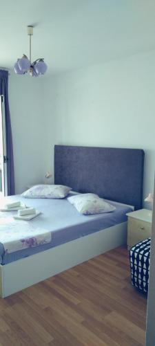 łóżko z niebieskim zagłówkiem w pokoju w obiekcie Apartment BLUE Jelsa w mieście Jelsa