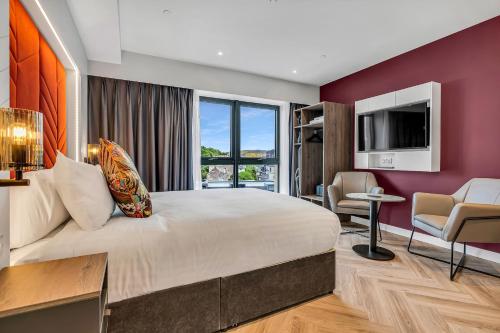 Televiisor ja/või meelelahutuskeskus majutusasutuses Roomzzz Edinburgh