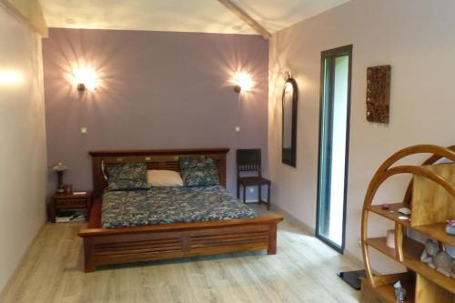 um quarto com uma cama num quarto em Villa d’archi. piscine privée en écrin de verdure em Mérignac
