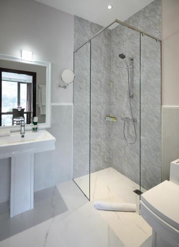  Aurora Resort Tsaghkadzor -  Room  picture :   Tea/Coffee maker    Shower    Bath                           