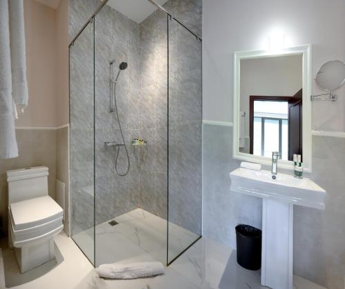  Aurora Resort Tsaghkadzor -  Room  picture :   Tea/Coffee maker    Shower    Bath                           