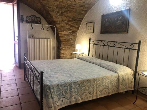 ein Schlafzimmer mit einem Bett und einer Ziegelwand in der Unterkunft Civico 56 in Ortona
