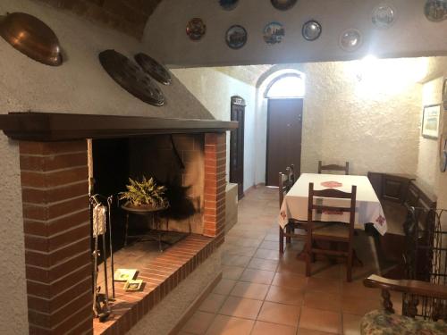 ein Esszimmer mit einem Tisch und einem Kamin in der Unterkunft Civico 56 in Ortona