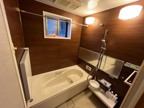 ein Badezimmer mit Badewanne, Toilette und Waschbecken in der Unterkunft moksa House ヒリゾ浜まで車で10分 in Kanō