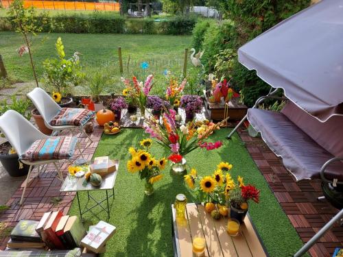 einen Garten mit einem Haufen Blumen auf dem Gras in der Unterkunft Gemütliches Zimmer in ruhiger Umgebung Privatanbieter in Lyss