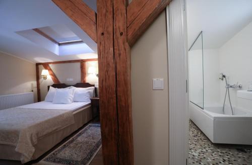 Ein Bett oder Betten in einem Zimmer der Unterkunft Saka Manor