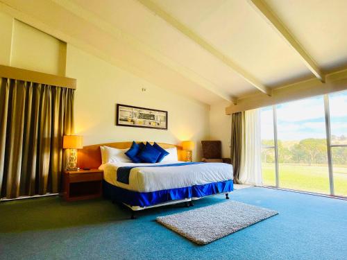 una camera con un letto e una grande finestra di Breakfree Wirrina Cove a Wirrina Cove