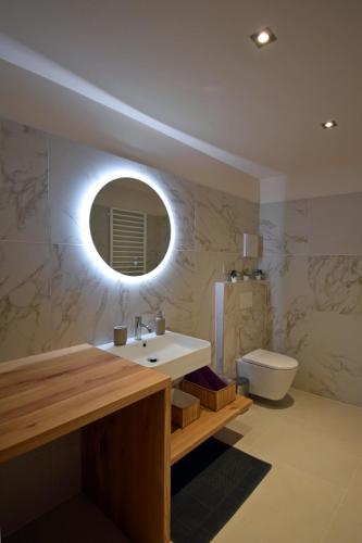 Bilik mandi di Design Residence Nellere