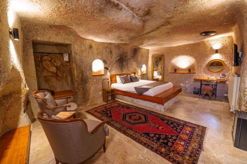 1 dormitorio con 1 cama en una habitación de estilo cueva en Canyon Cave Hotel, en Ürgüp