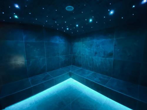 a blue room with a ceiling with stars at Hôtel 16 | 150 Montagne & Spa Nuxe in Vars