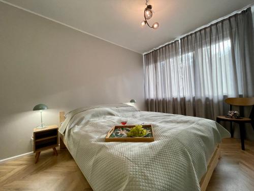 - une chambre avec un lit et un plateau de fruits dans l'établissement Apartament w Śródmieściu, à Gdynia
