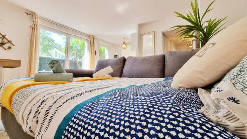 - une chambre dotée d'un lit avec une couverture bleue et blanche dans l'établissement Le Stan - Centre - Parking - Extérieur - Fibre - Relax BNB, à Colmar