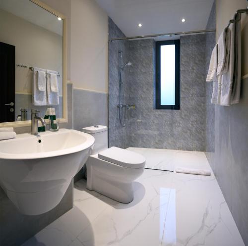  Aurora Resort Tsaghkadzor -  Room  picture :   Tea/Coffee maker    Shower    Bath                           