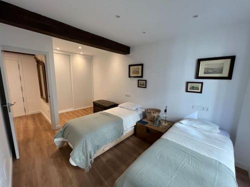 um quarto com duas camas num quarto em Chapitela Suite em Pamplona