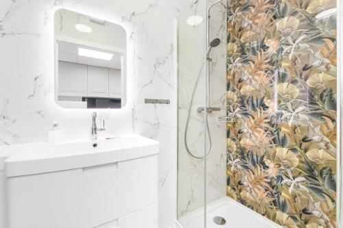 華沙的住宿－Bliska 17 A by Homeprime，带淋浴、盥洗盆和镜子的浴室