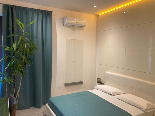 ein Schlafzimmer mit einem Bett und einem grünen Vorhang in der Unterkunft International Garibaldi in Neapel