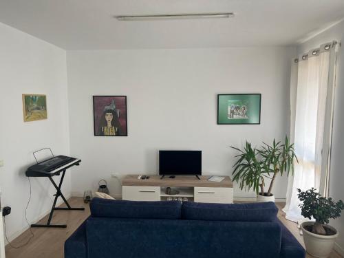 TV a/nebo společenská místnost v ubytování Urban Comfort Oasis