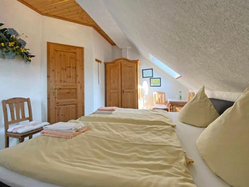 a bedroom with a large bed in a room at RATAGS Kunsthandwerkerhaus in Langenwolmsdorf