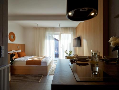 een slaapkamer met een bed en een tafel in een kamer bij Lake-Apart Apartamenty Mielno in Mielno