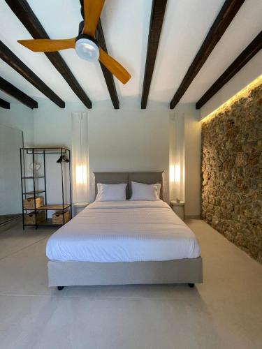 a bedroom with a bed and a ceiling fan at Villa Bournella in Ýpsos