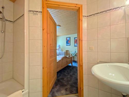 a bathroom with a sink and a tub at RATAGS Kunsthandwerkerhaus in Langenwolmsdorf