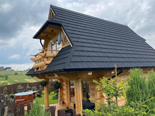 ムジャシフレにあるSiumno Chatka domki z ruską baliąの太陽屋根付きの家