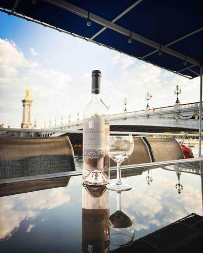 Photo de la galerie de l'établissement Péniche de charme au pont Alexandre III, à Paris