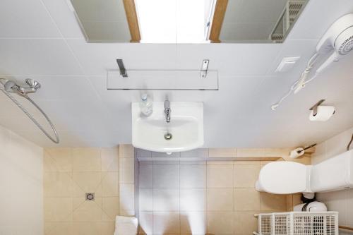 a bathroom with a toilet and a sink at KOMPAS in Jastrzębia Góra